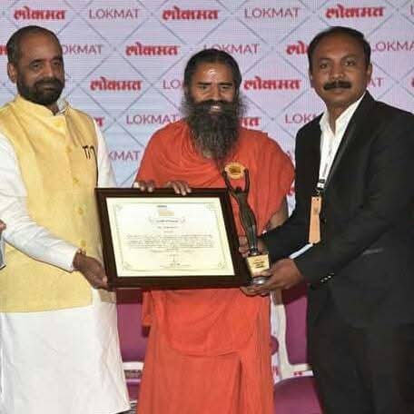 StudyView Consultant receiving Excellence Award for education consultancy